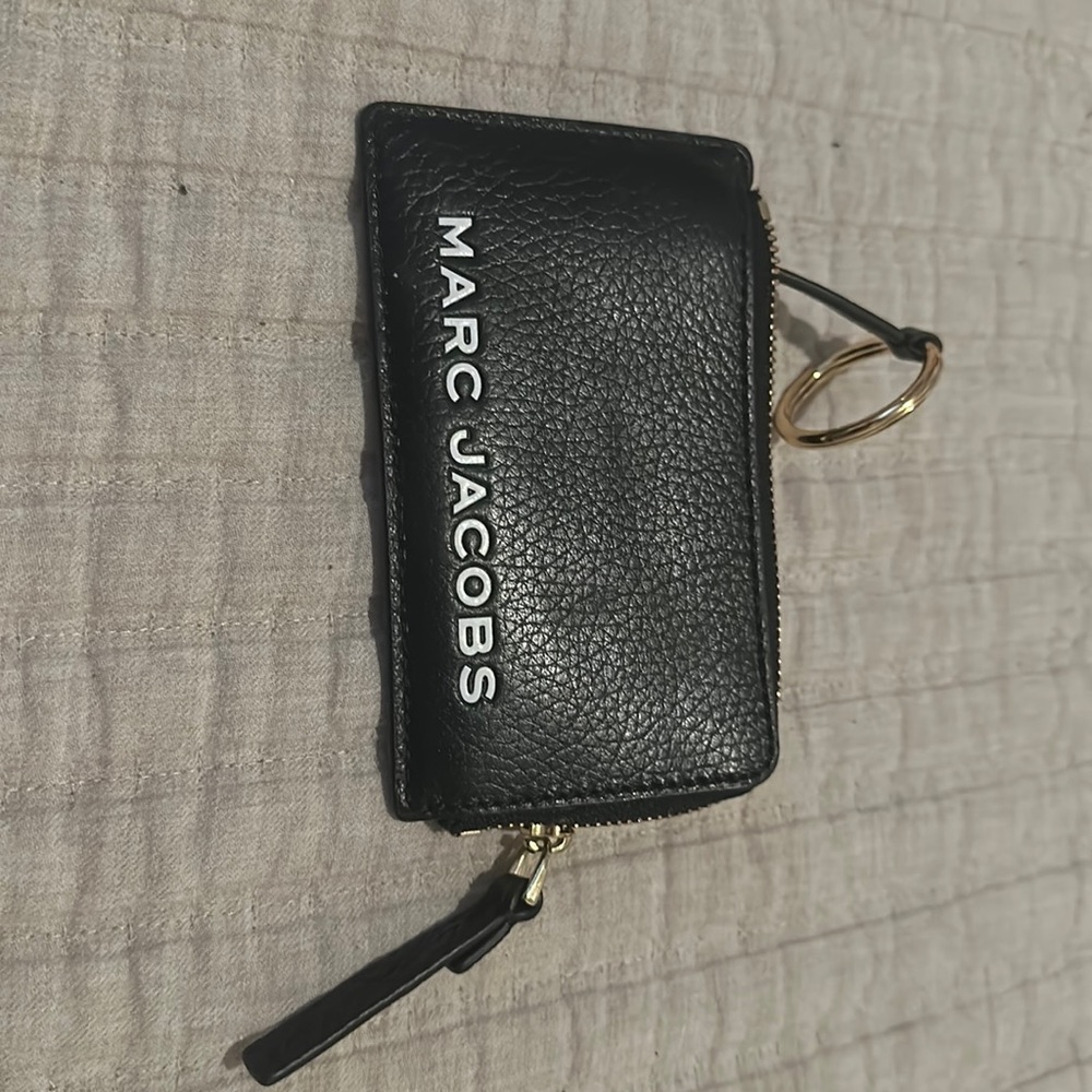 MARC JACOBS
Rubberized logo wallet in black